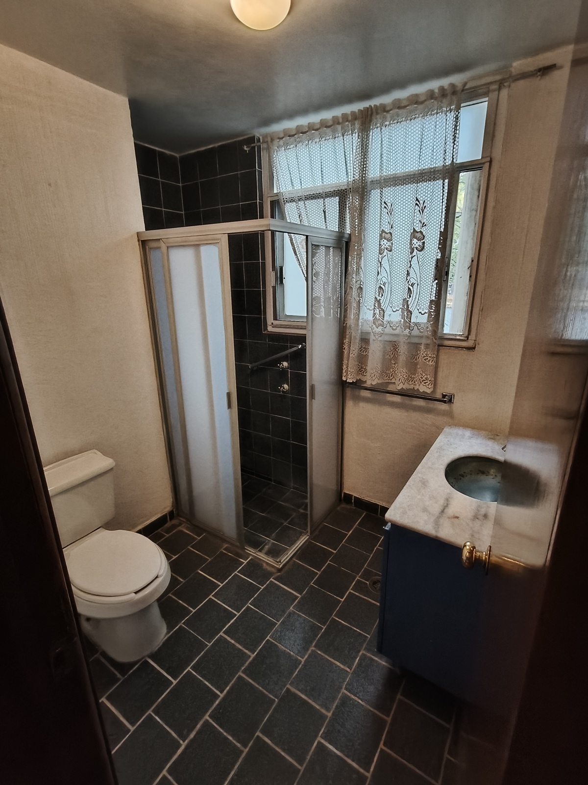 16 de 30: Baño recámaras secundarias y visitas