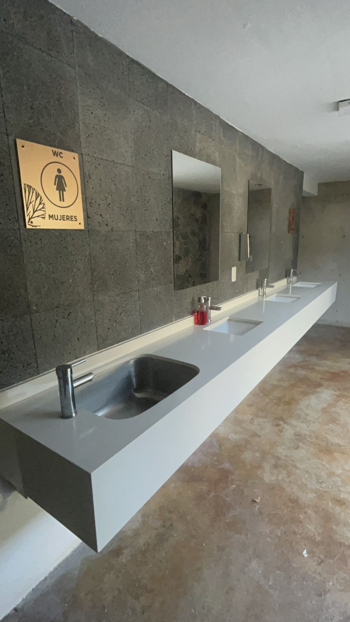 10 de 31: Baños de salón de usos múltiples