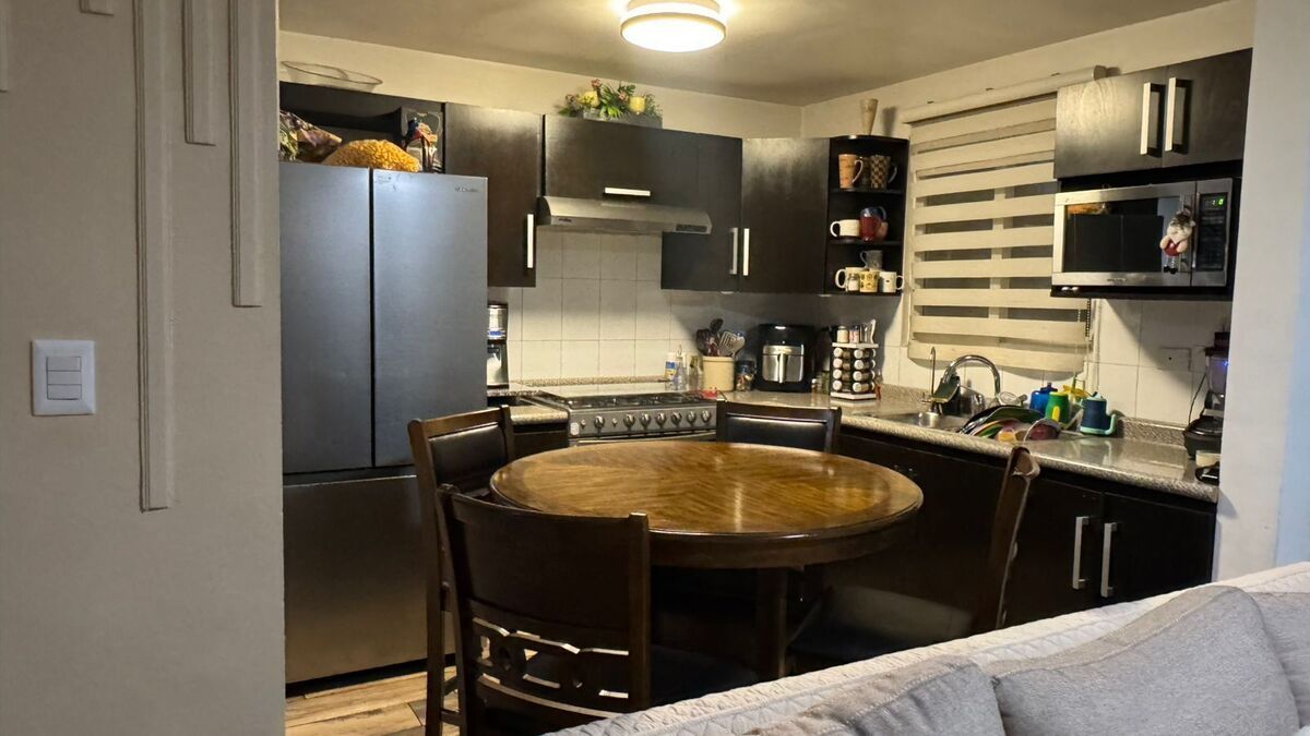 5 of 18: cocina y family room