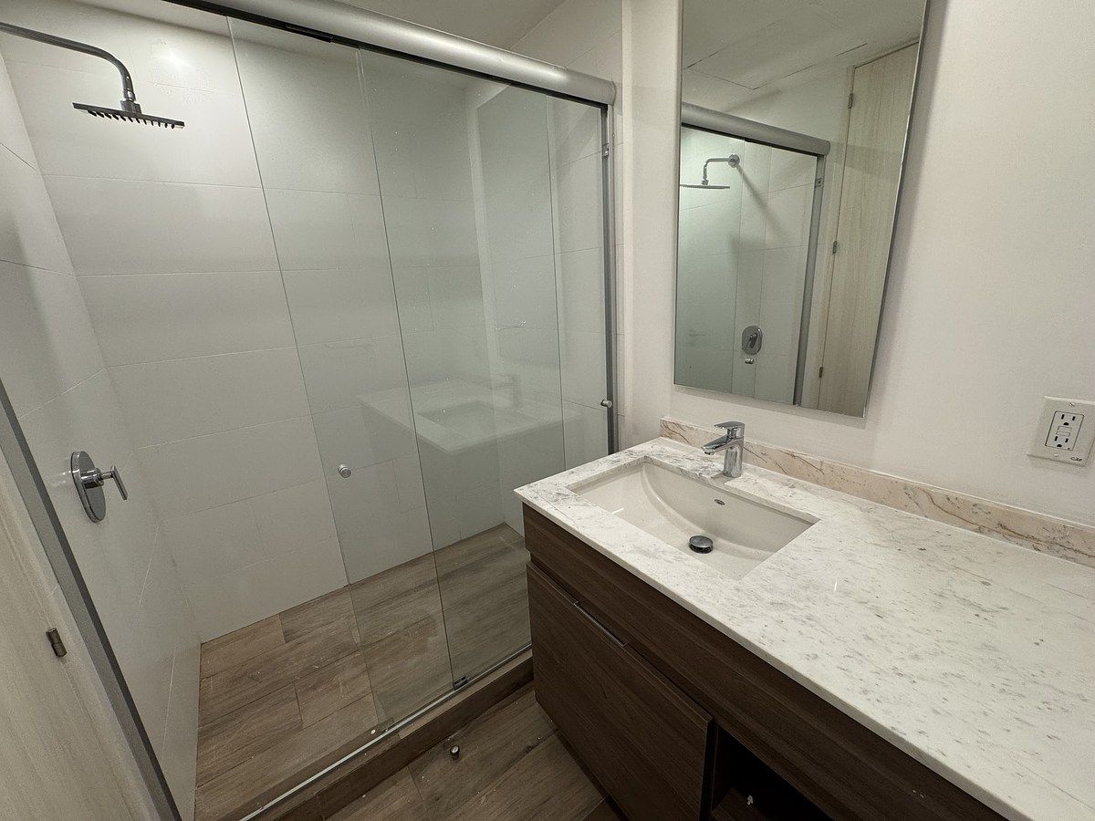 10 of 27: Baño recámara secundaria 1