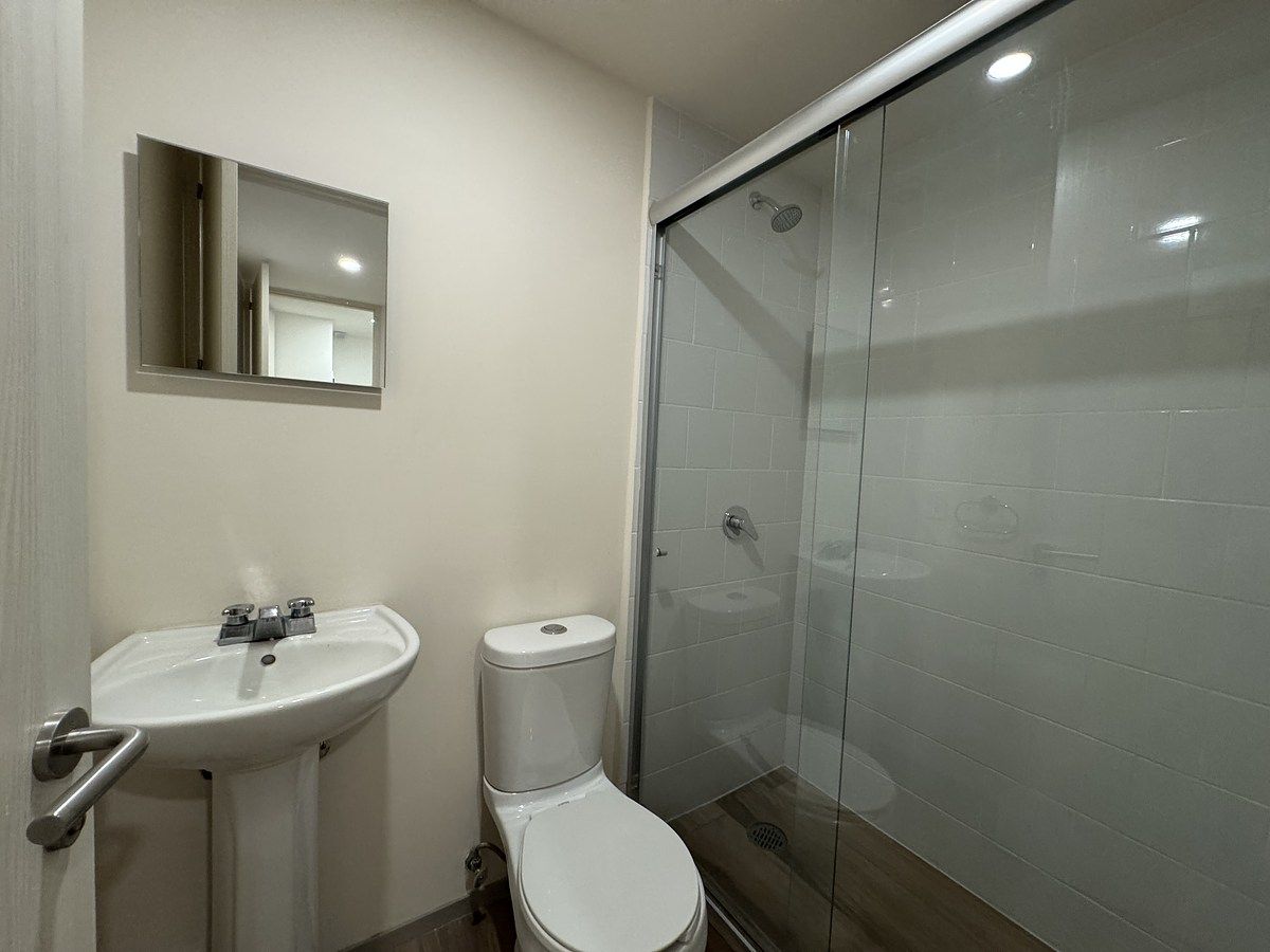 18 of 27: Baño de servicio