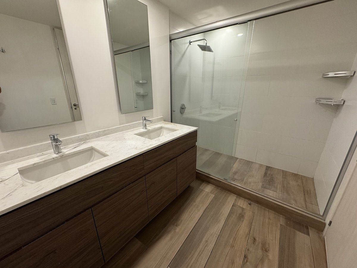 15 of 27: Baño rec principal