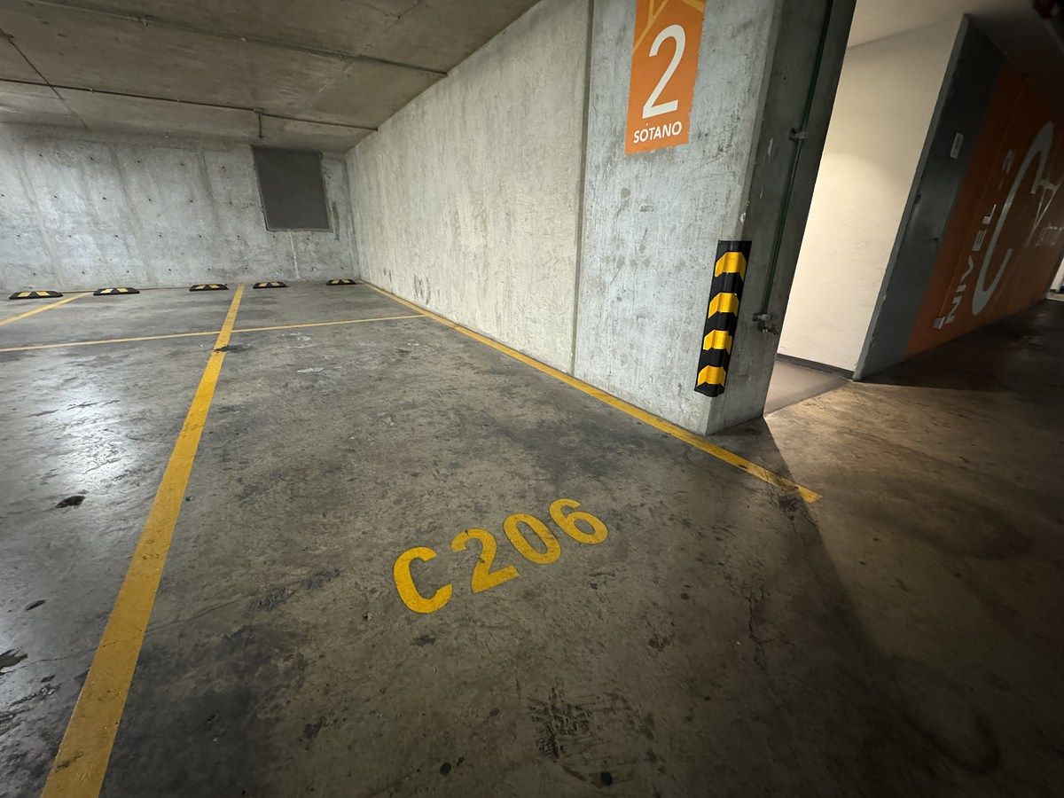 19 of 27: Estacionamiento