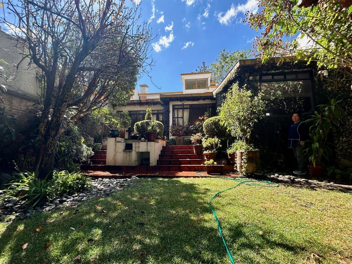 1 de 45: Vista de la casa desde el jardín