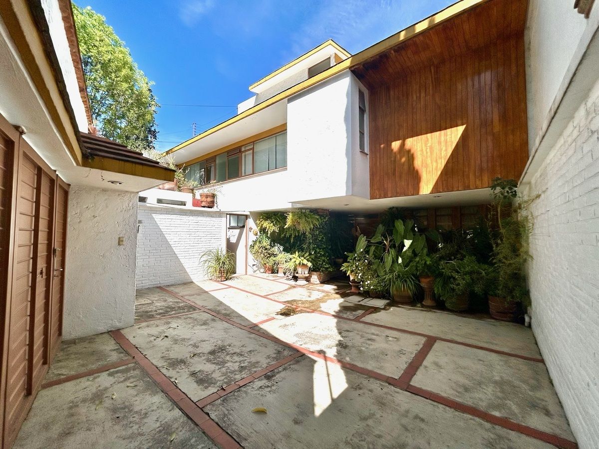 7 de 45: Fachada frontal de la casa