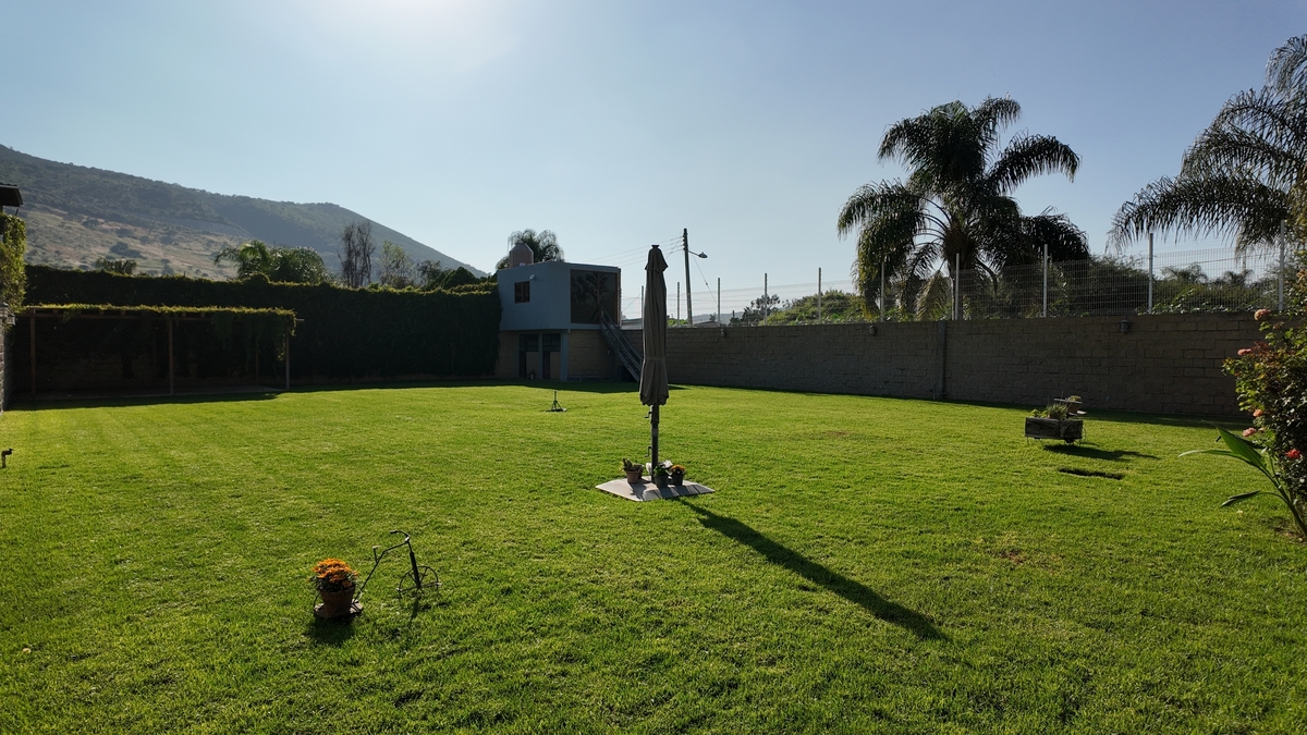 5 of 10: jardín con vista a las montañas