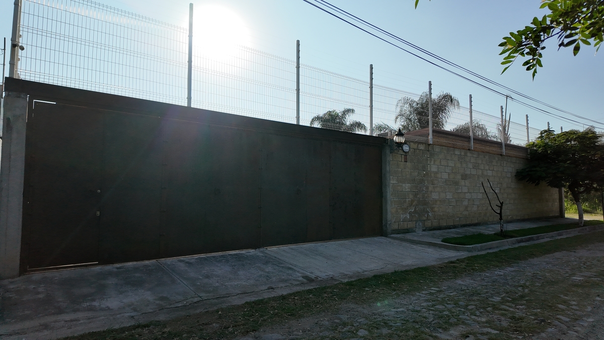 10 of 10: Ingreso con portón eléctrico