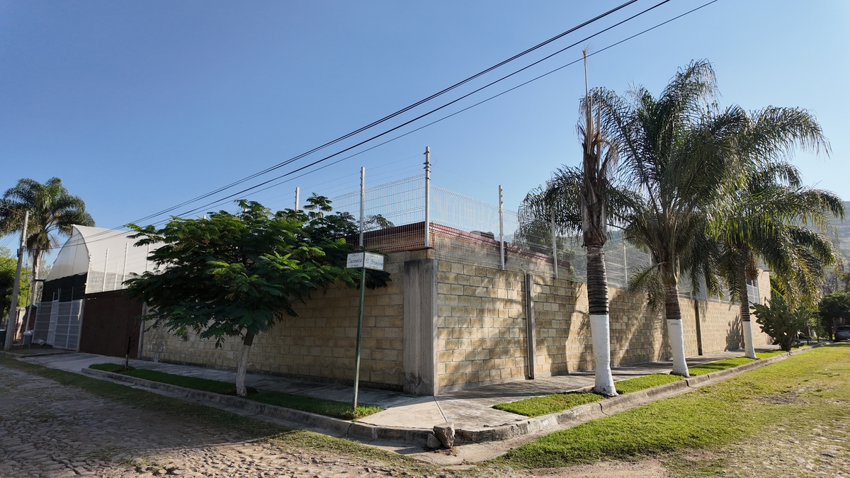 1 of 10: esquina calle el granjero y estacionamiento