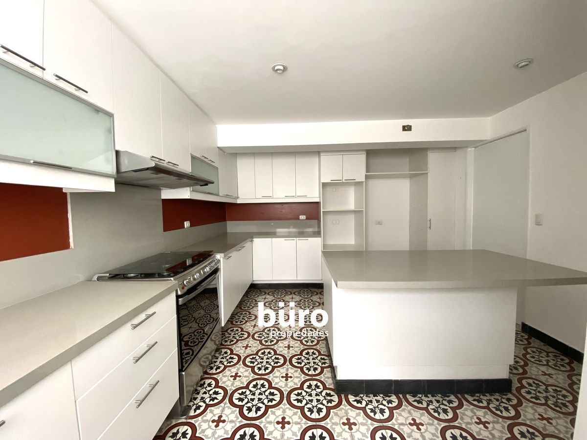4 de 24: Cocina remodelada con isla