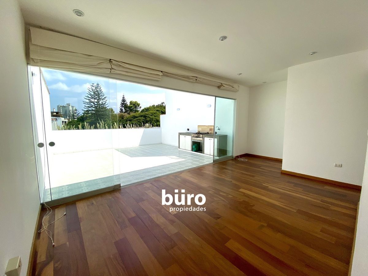 2 de 24: Sala de estar/family room con terraza