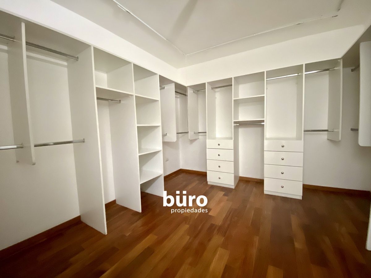 8 de 24: walk in closet del Master Room