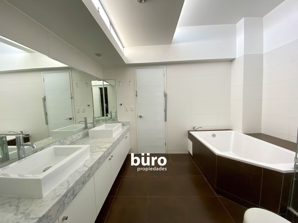 6 de 24: Baño del Master Room