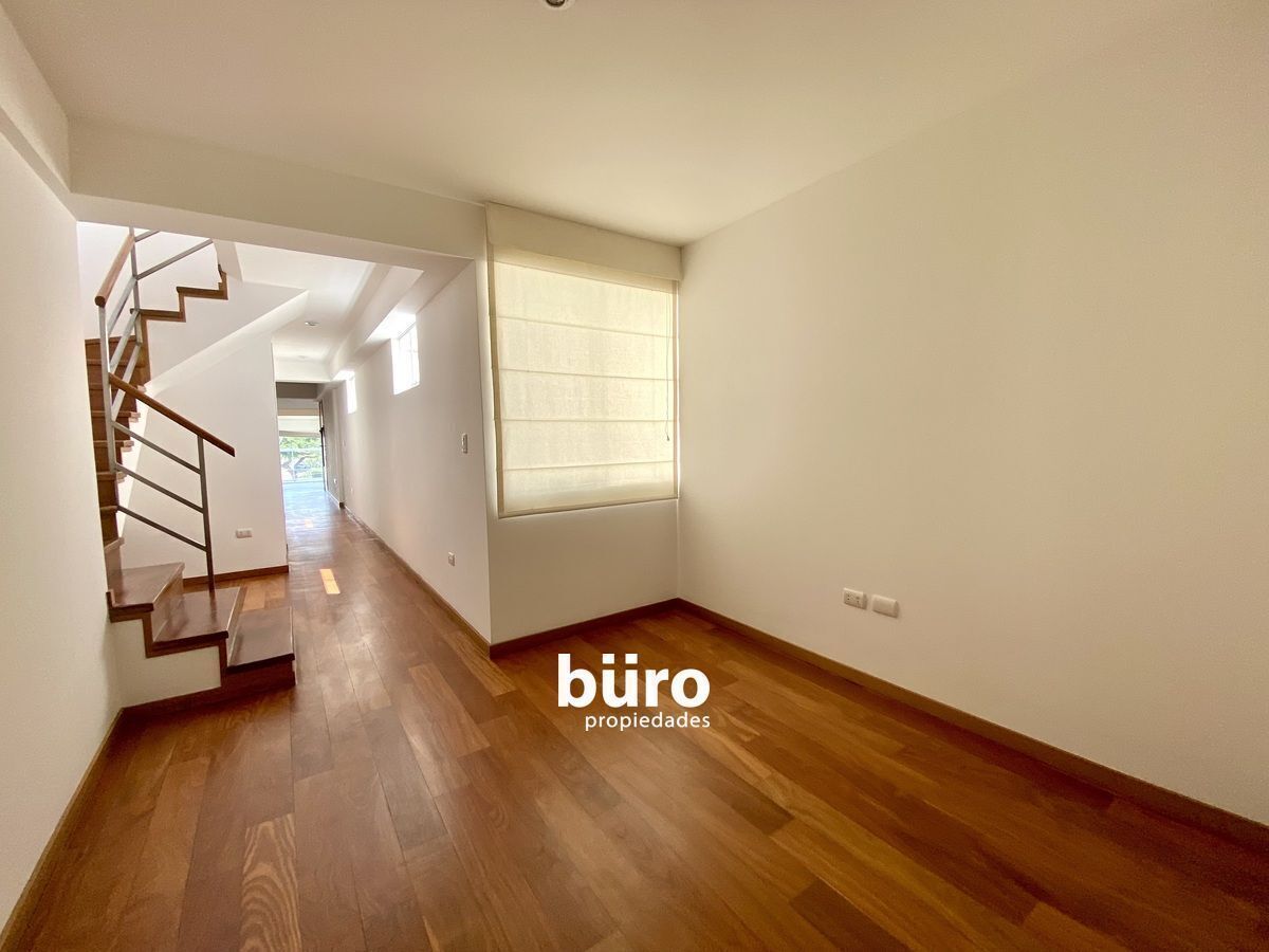 13 de 24: Sala de estar/escritorio en el primer piso