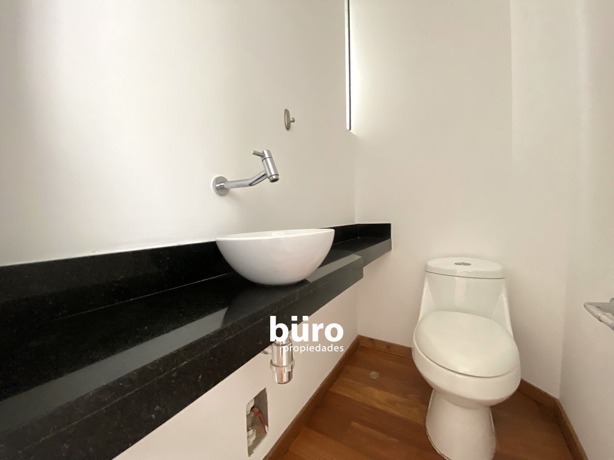 15 de 24: Baño de visitas