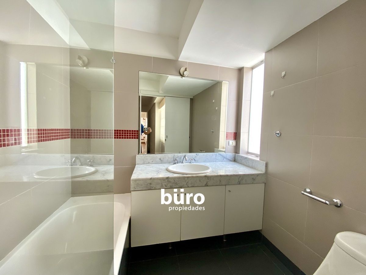 18 de 24: Baño incorporado del tercer cuarto