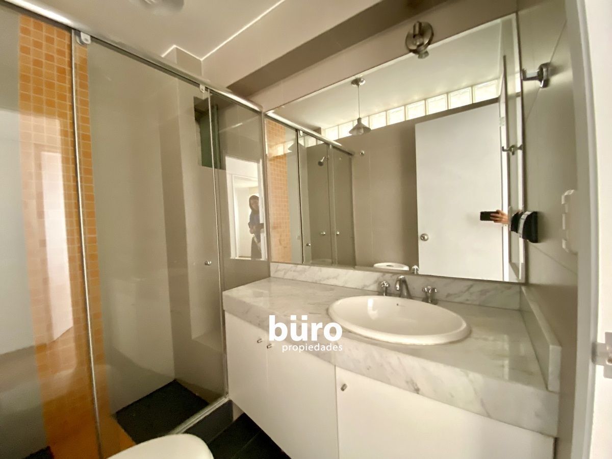 19 de 24: Baño en el pasillo que comparten cuarto 1 y 2.