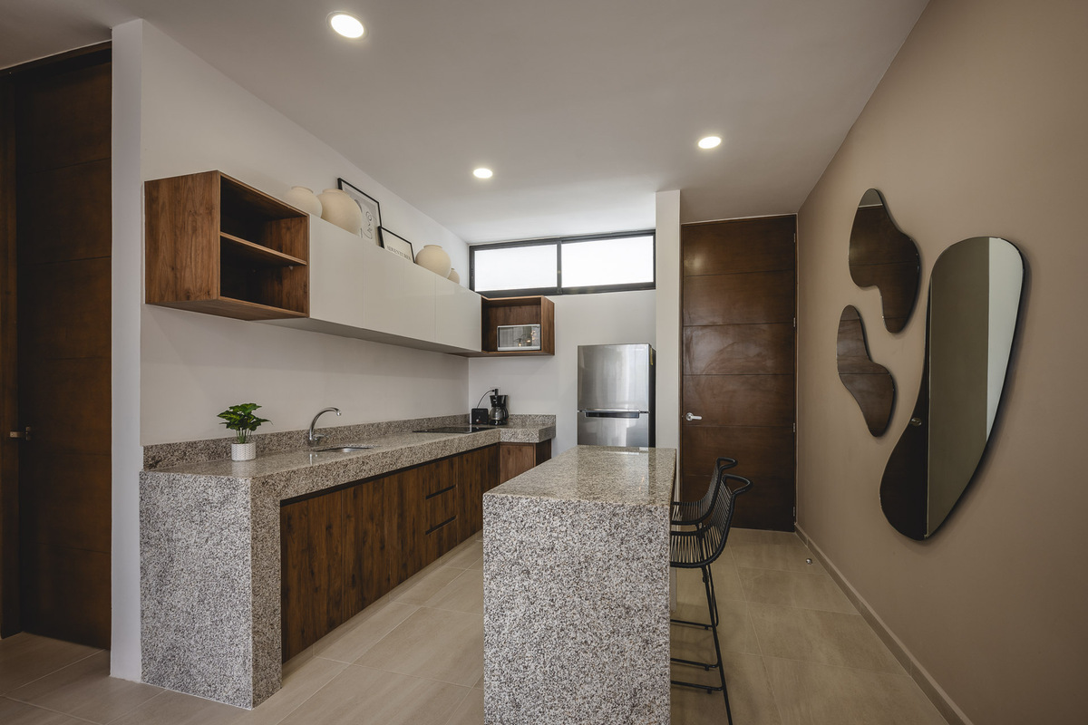 1 of 24: Cocina y Entrada del depa
