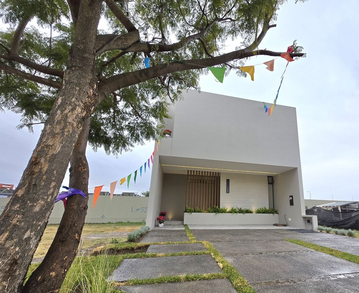 2 of 33: Fachada