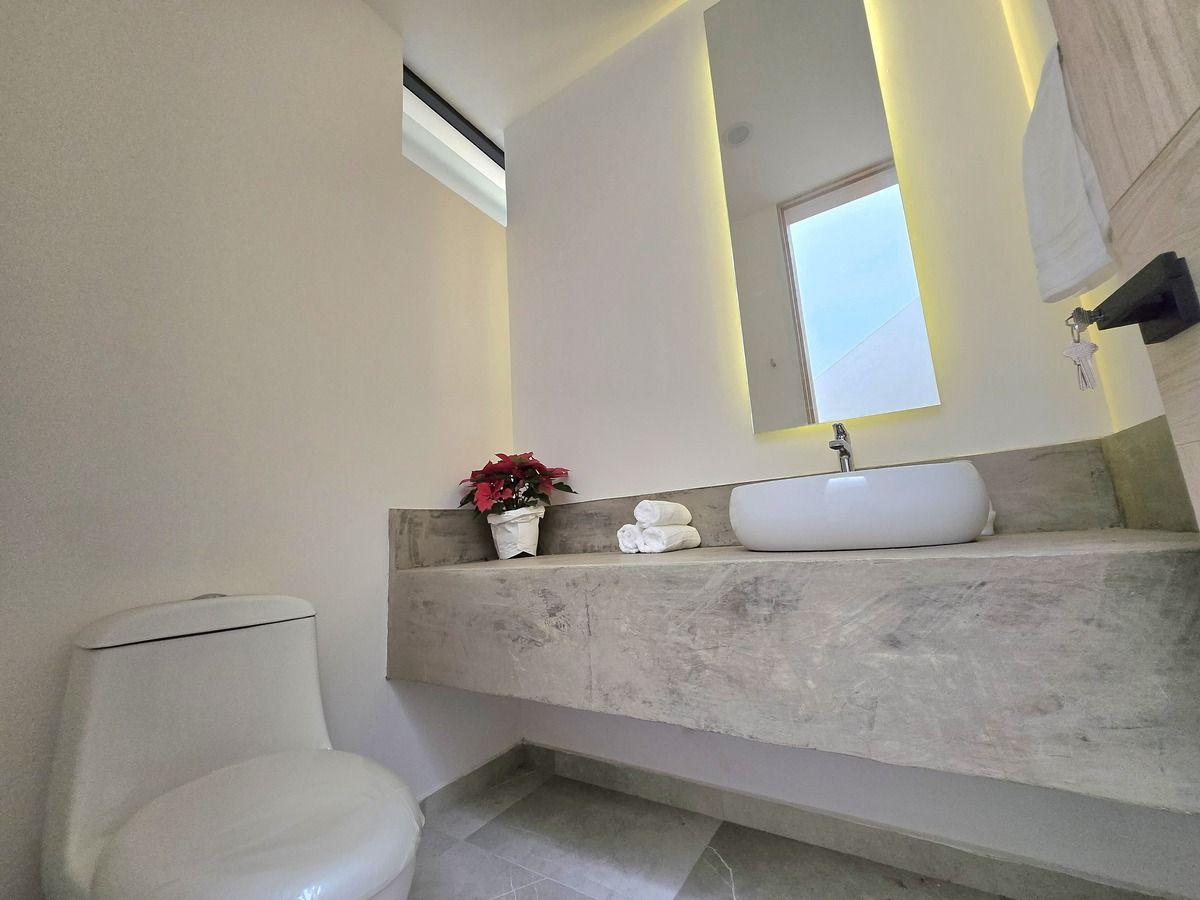 4 of 33: Medio baño planta baja