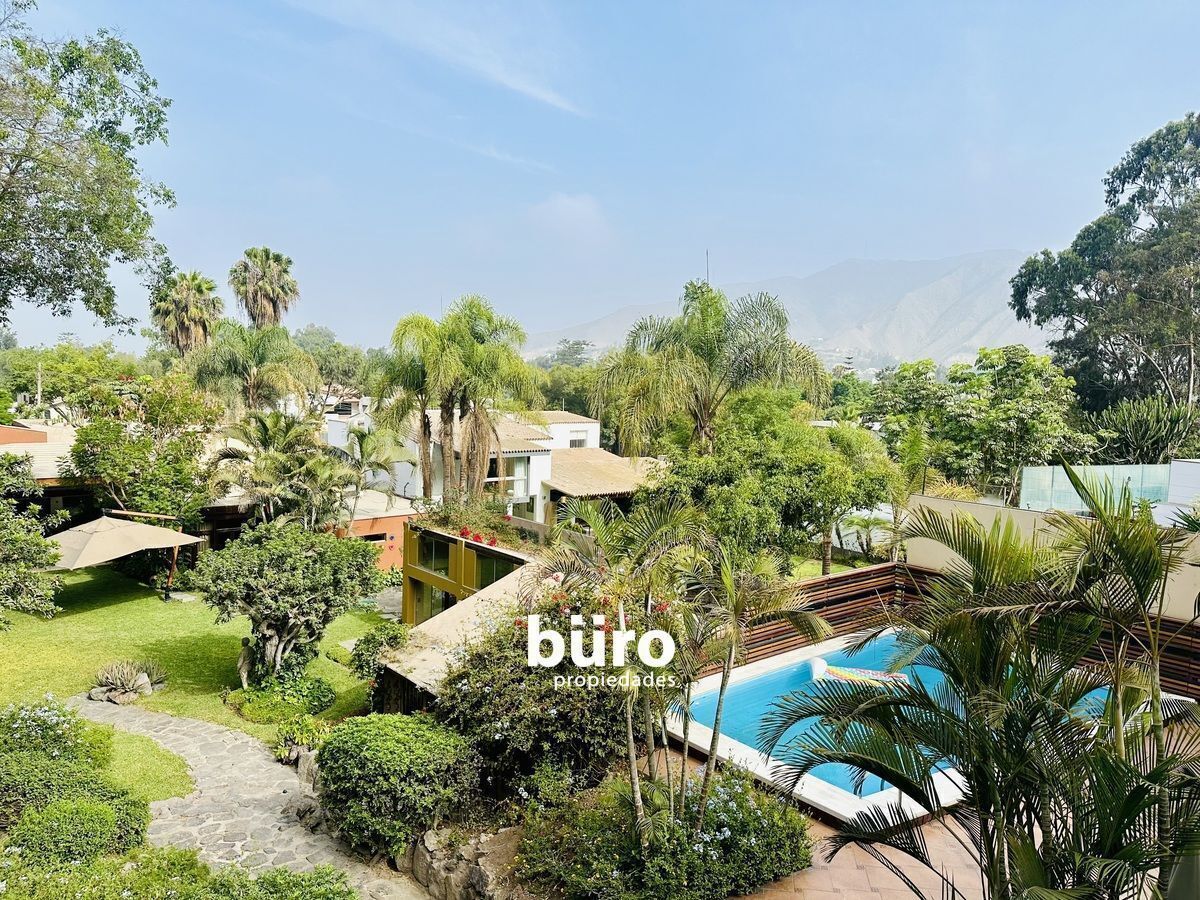 3 of 38: Vista de la piscina desde la parte más alta de la casa