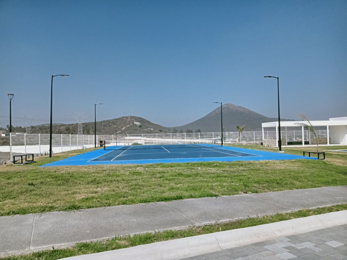 4 de 23: Cancha de tennis justo enfrente del terreno .
