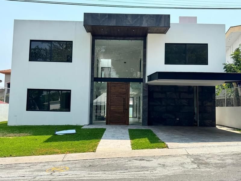 3 de 27: Fachada principal, puerta de madera maciza,