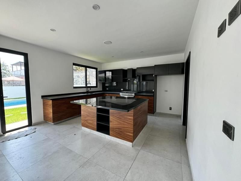 8 de 27: Cocina equipada con barra en granito y madera.,  estufa camp