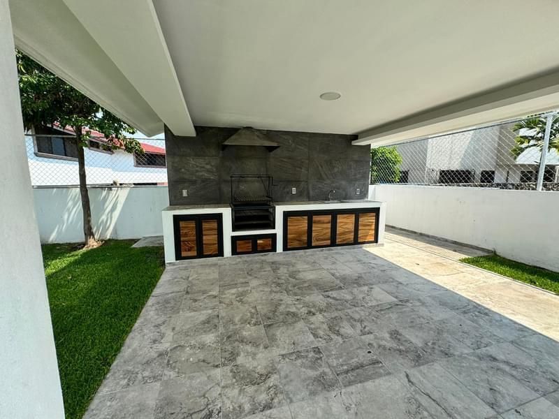 7 de 27: terraza techada, asador y baño completo para exterior,