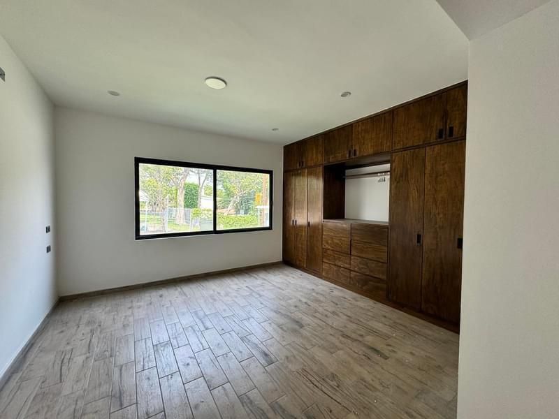 10 de 27: Habitación planta baja con closet y baño completo