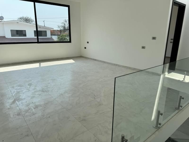 11 de 27: Amplia sala de TV con vista al jardín y alberca