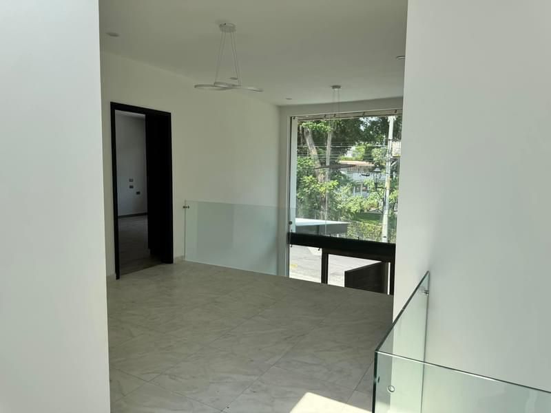 12 de 27: Zona de conexión entre habitaciones con vista a entrada pri