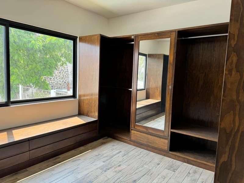 14 de 27: Vestidor amplio e iluminado en habitaciones principal