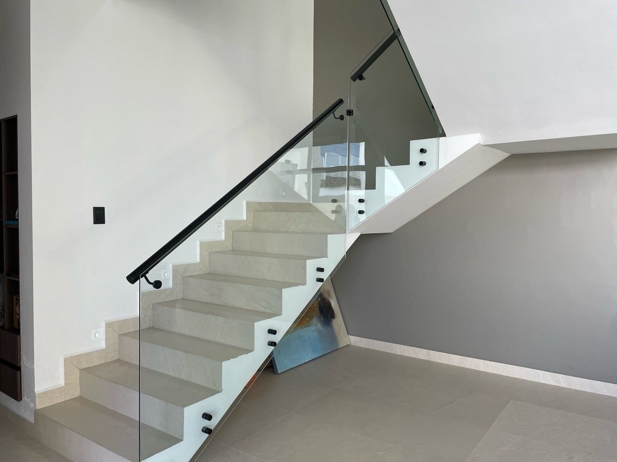 Escaleras con cristal templado y barandal
