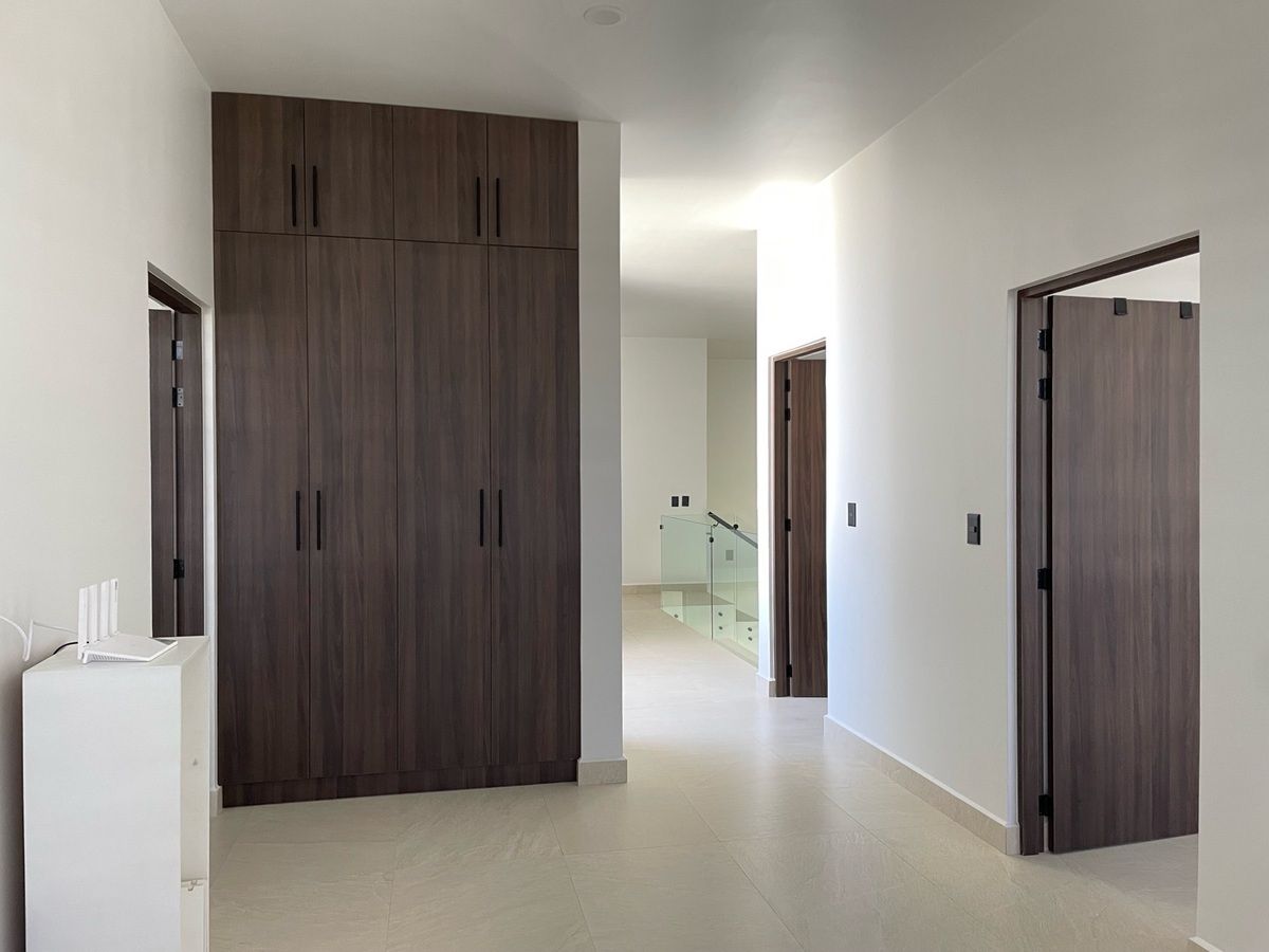 sala de tv con closet de blancos