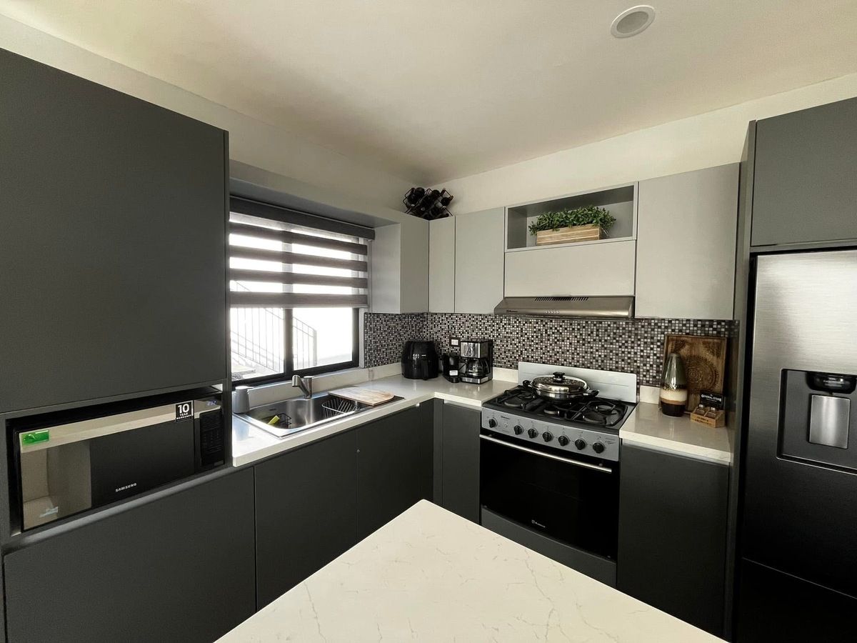 1 de 22: Cocina integral equipada con estufa y refrigerador