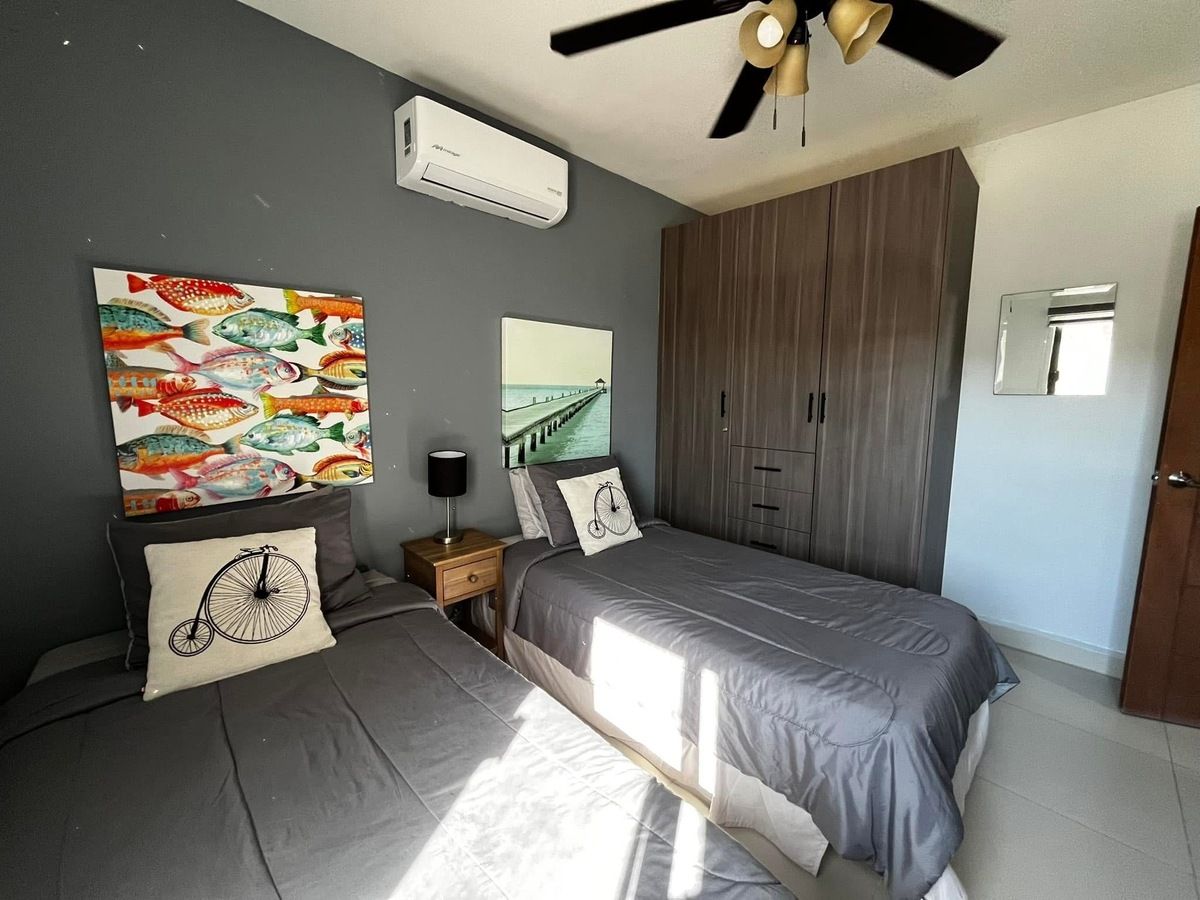 11 de 22: Habitación con 2 camas individuales y aire acondicionado