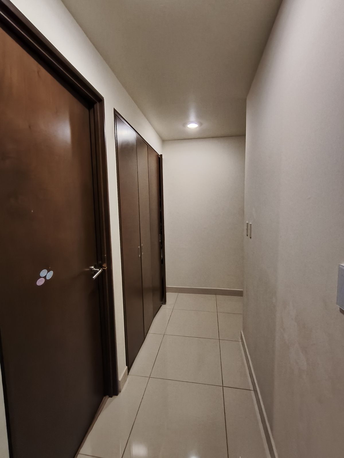 9 de 38: Pasillo a recámaras y closet de blancos