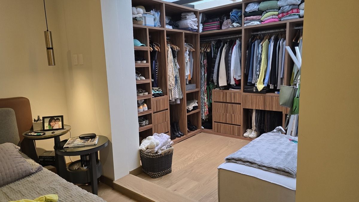 12 of 21: Walk in closet