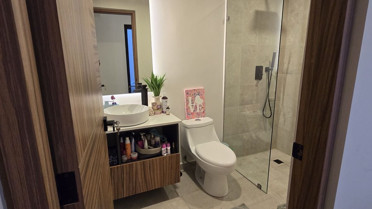 9 of 21: Baño completo secundario