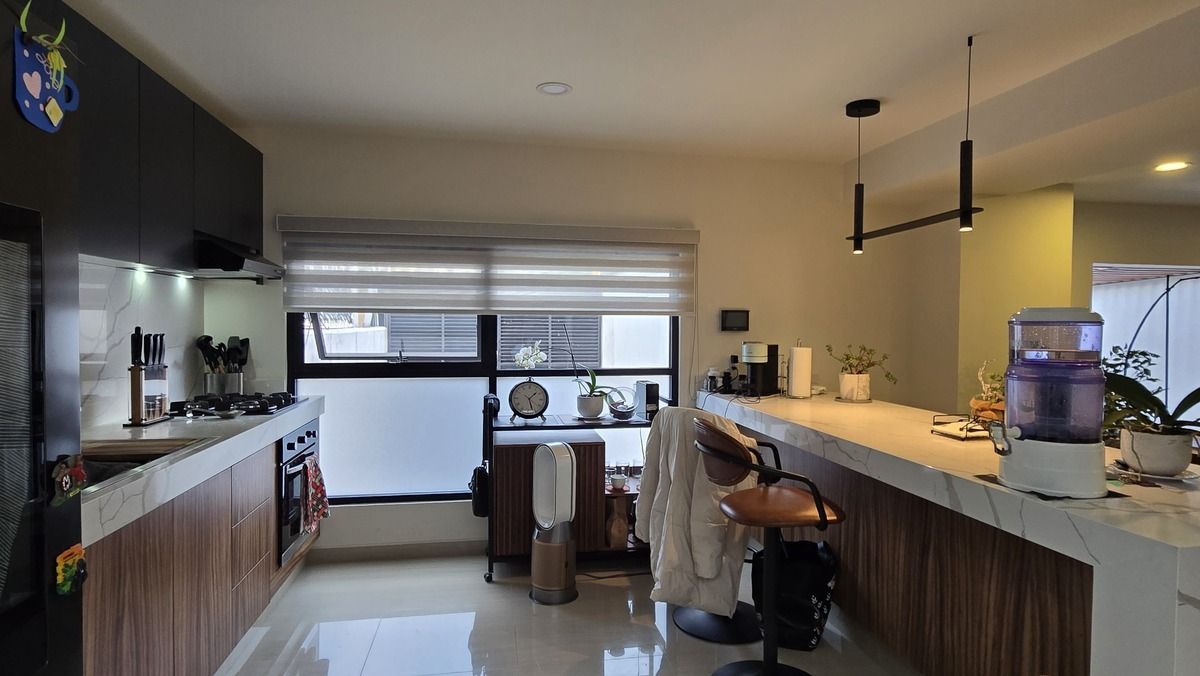 5 of 21: Amplia cocina e isla