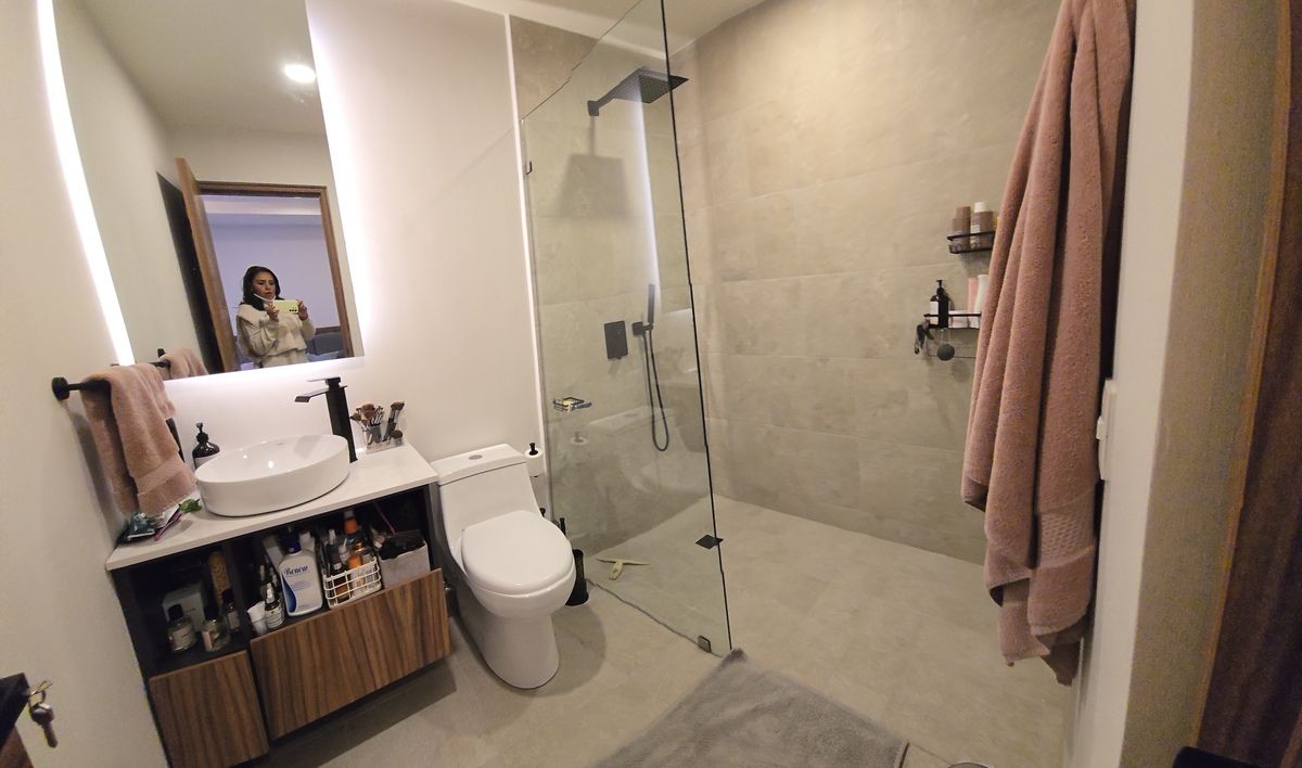 13 of 21: Baño completo integrado a recámara principal.