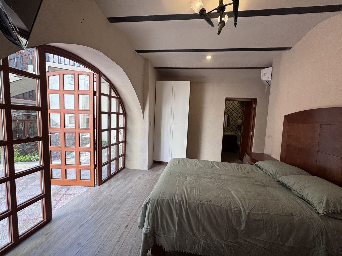 3 de 7: Recámara con ropero al fondo