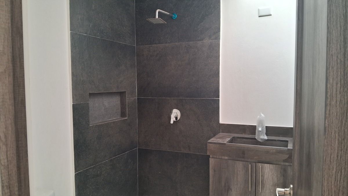 Baño a lado de sala de T.V.