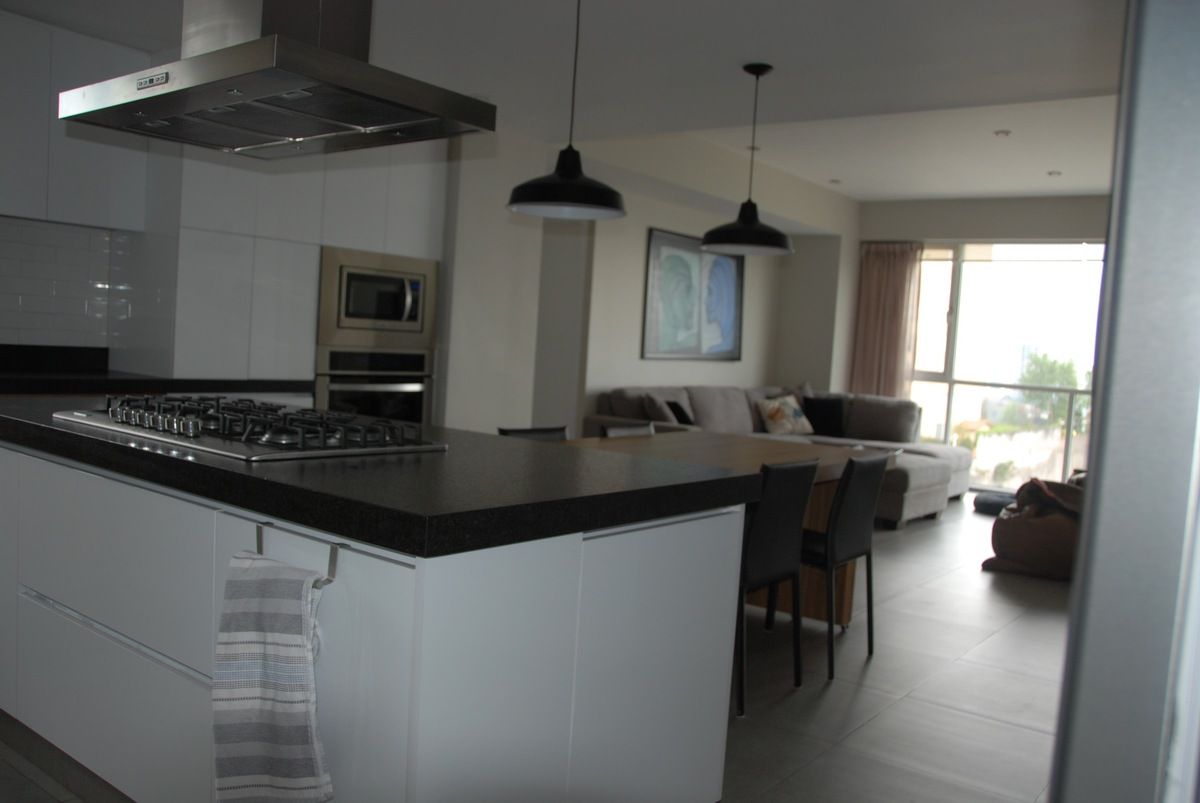 11 de 35: Cocina abierta al salon de TV