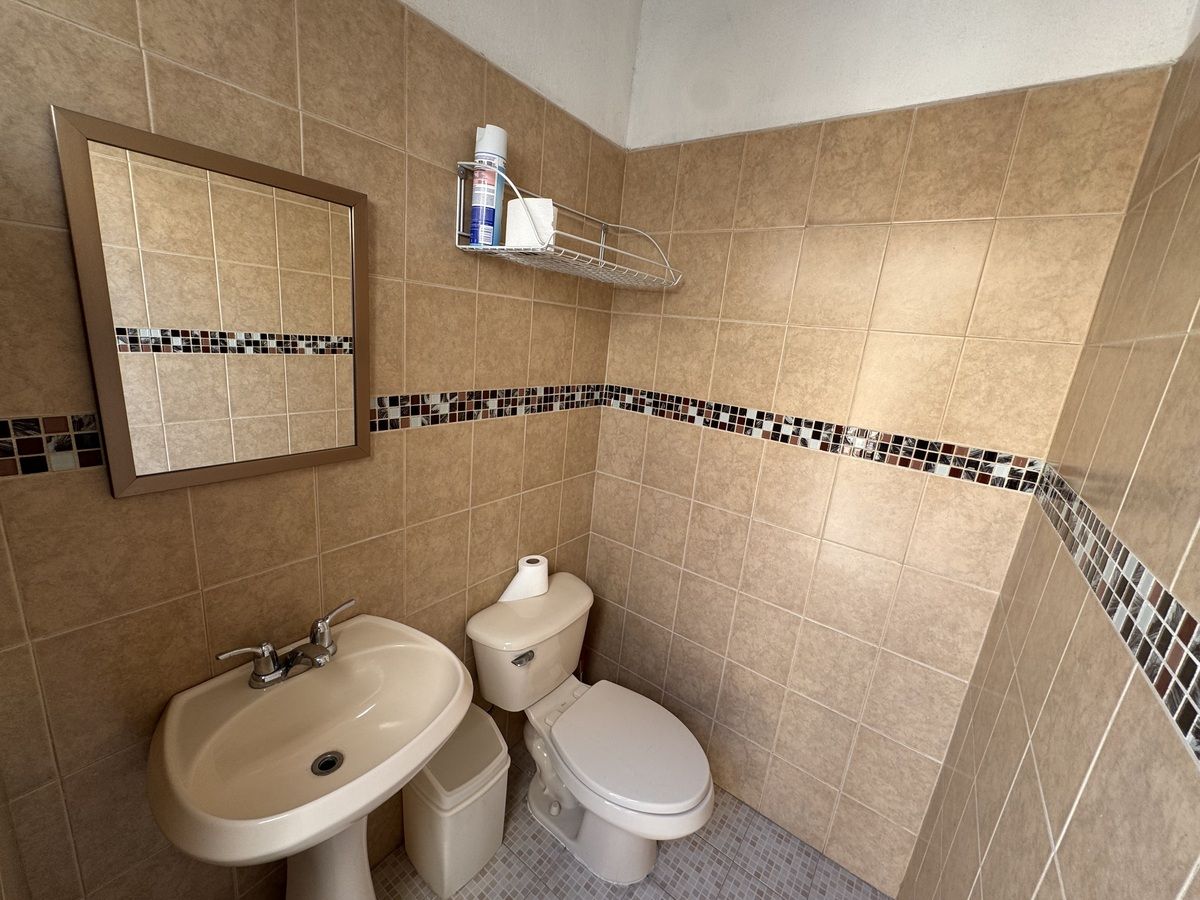 25 of 49: 1/2 Baño en Patio