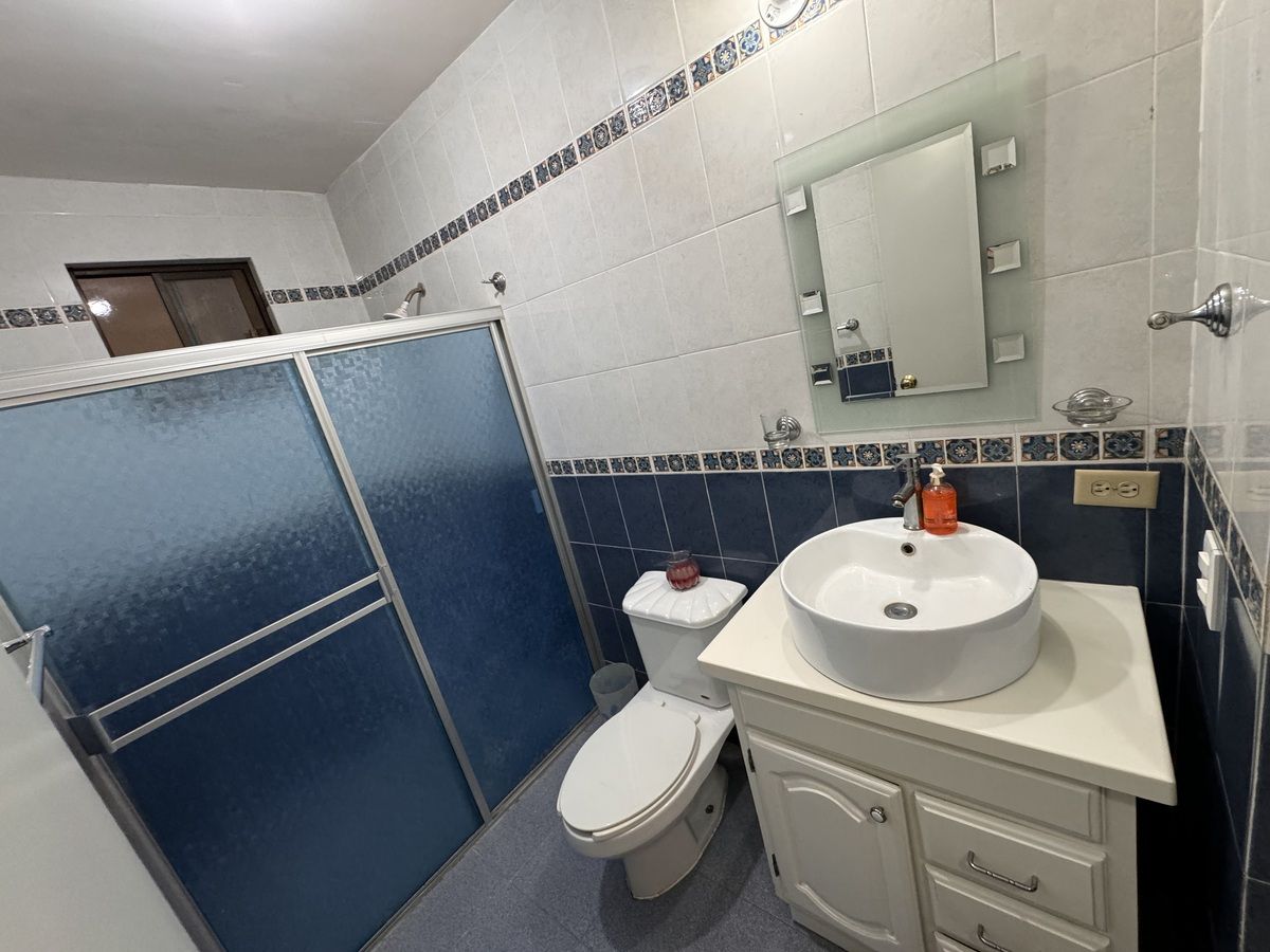 27 of 49: Baño Plata Baja