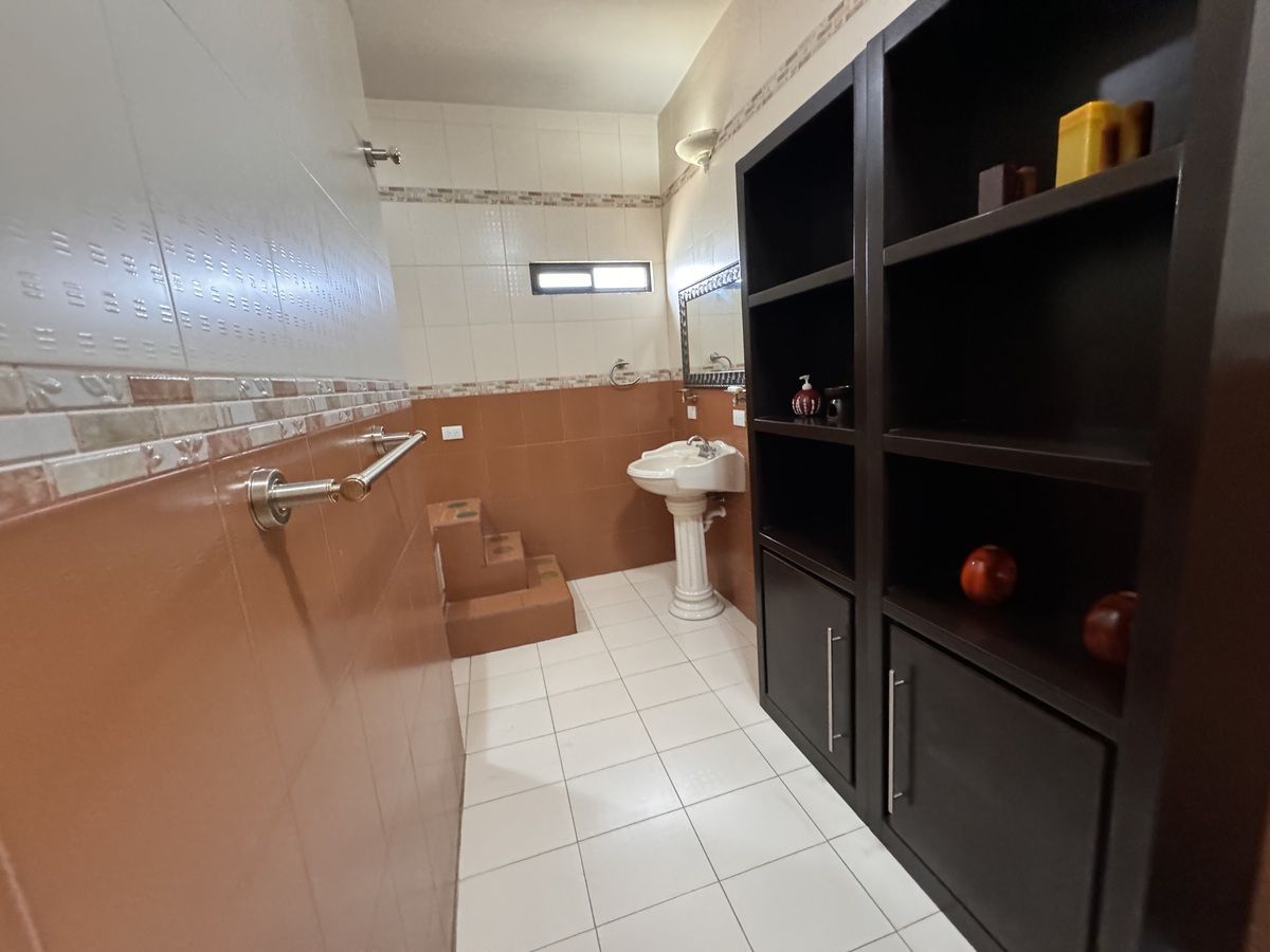 37 of 49: Baño con Jacuzzi