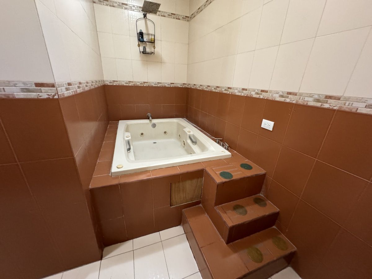 38 of 49: Baño con Jacuzzi