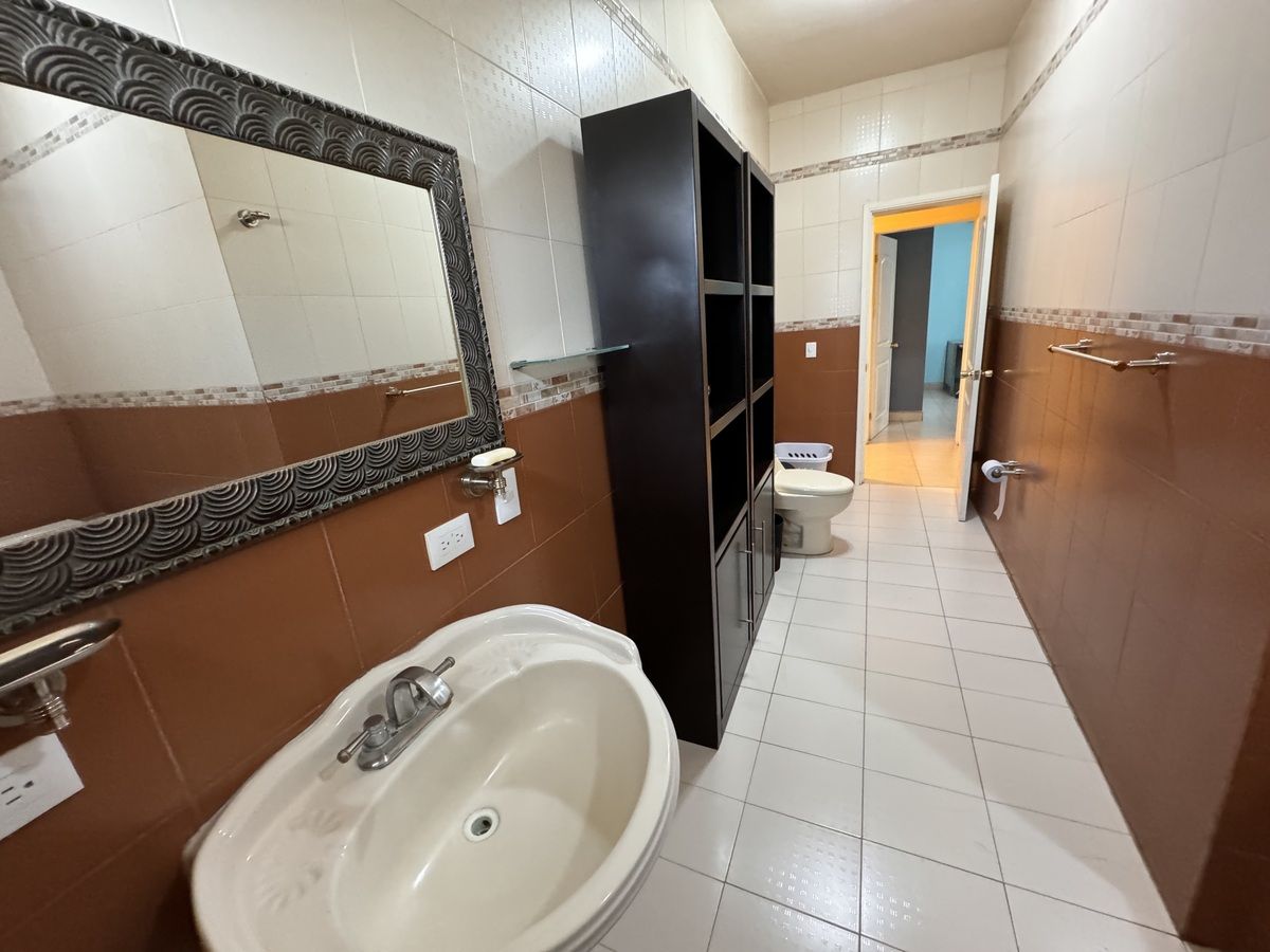 39 of 49: Baño con Jacuzzi