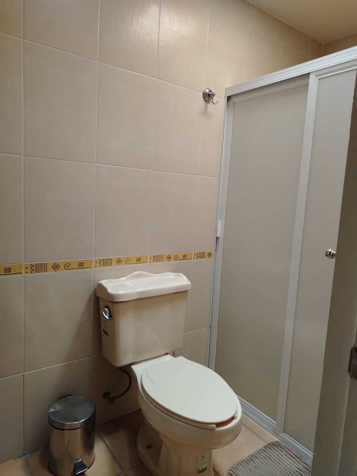 11 of 32: Baños completo en recamara principal